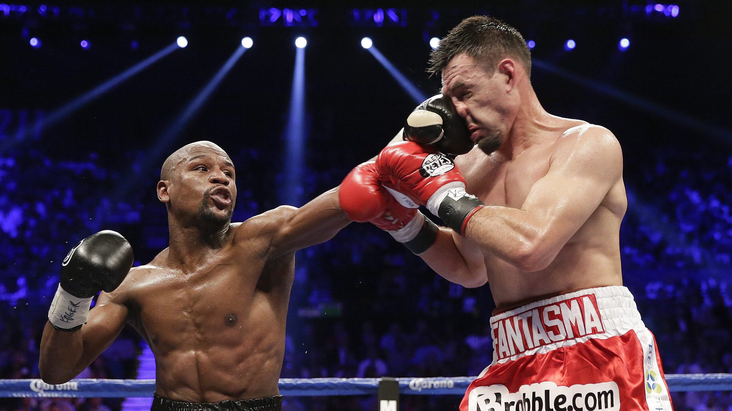 户外拓展“溯溪越障接力赛” 先过水再上岸越障